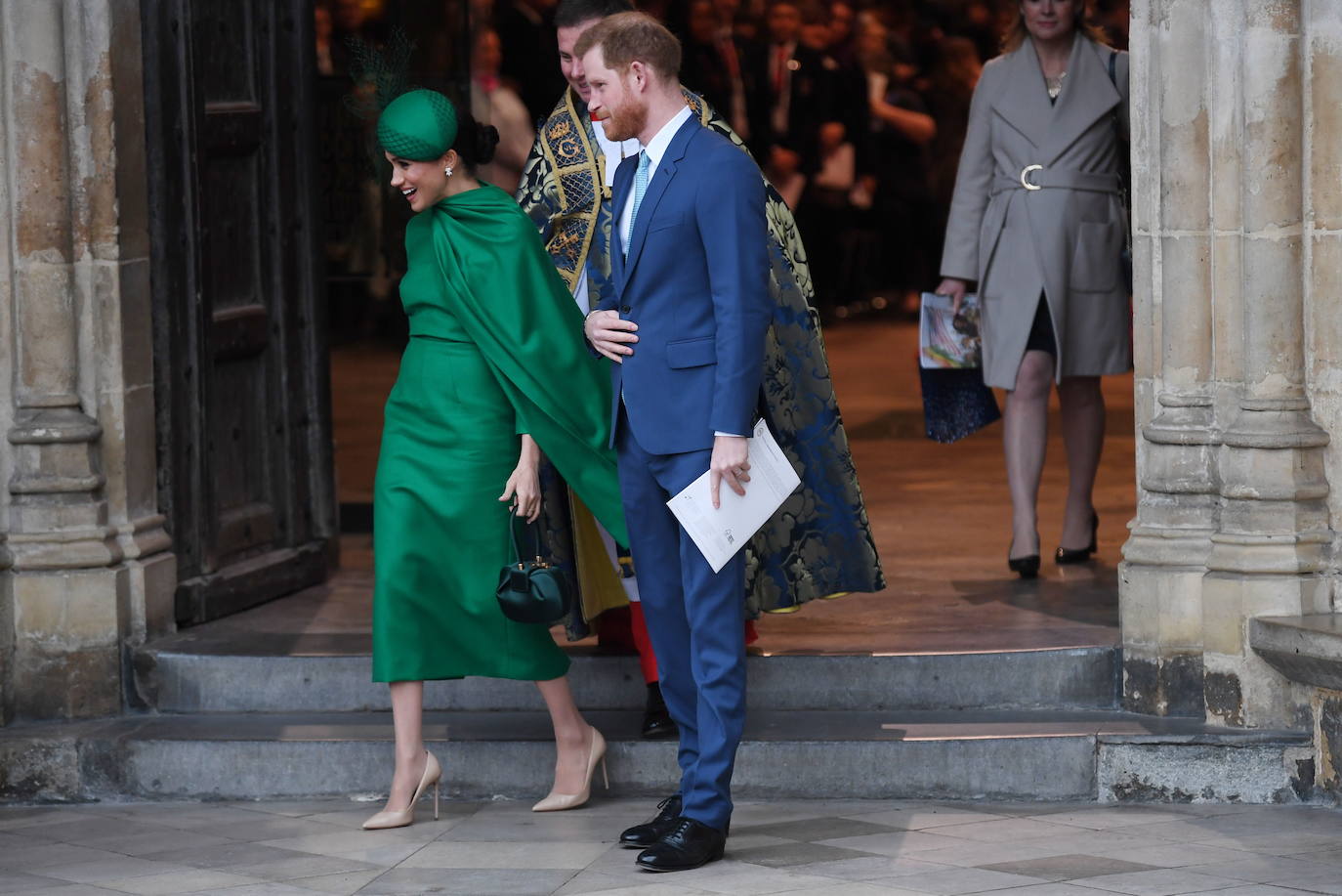 Relajados y sonrientes, el duque y la duquesa de Sussex hicieron este lunes su última aparición como miembros de la realeza británica, acompañando a la reina Isabel II en un oficio religioso en Londres, antes de dar el salto a su nueva vida. Ambos asistieron junto a los otros miembros de la familia real a una misa la Abadía de Westminster con motivo del día de la Mancomunidad británica.