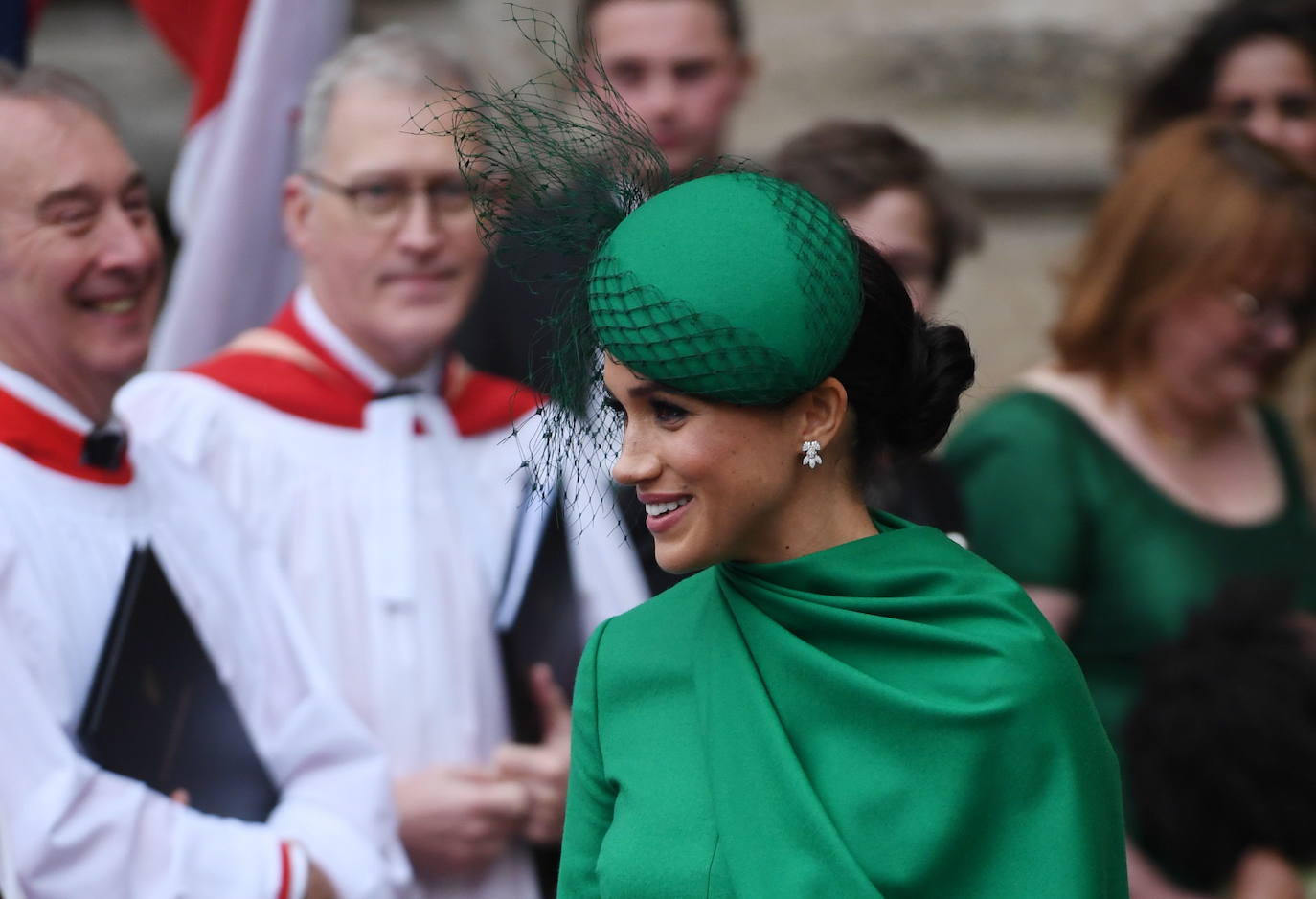 Relajados y sonrientes, el duque y la duquesa de Sussex hicieron este lunes su última aparición como miembros de la realeza británica, acompañando a la reina Isabel II en un oficio religioso en Londres, antes de dar el salto a su nueva vida. Ambos asistieron junto a los otros miembros de la familia real a una misa la Abadía de Westminster con motivo del día de la Mancomunidad británica.