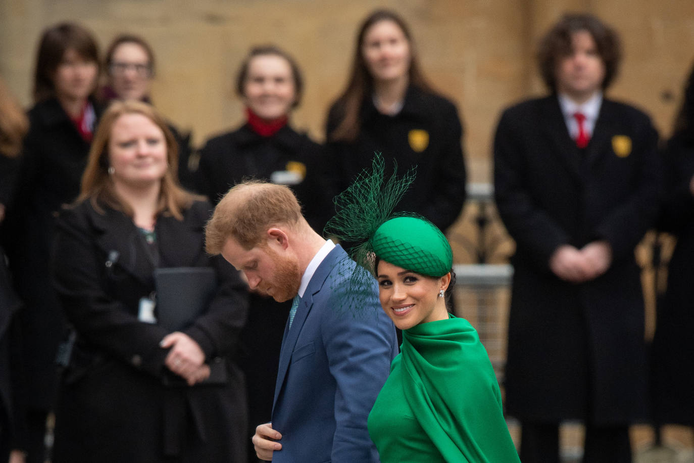 Relajados y sonrientes, el duque y la duquesa de Sussex hicieron este lunes su última aparición como miembros de la realeza británica, acompañando a la reina Isabel II en un oficio religioso en Londres, antes de dar el salto a su nueva vida. Ambos asistieron junto a los otros miembros de la familia real a una misa la Abadía de Westminster con motivo del día de la Mancomunidad británica.