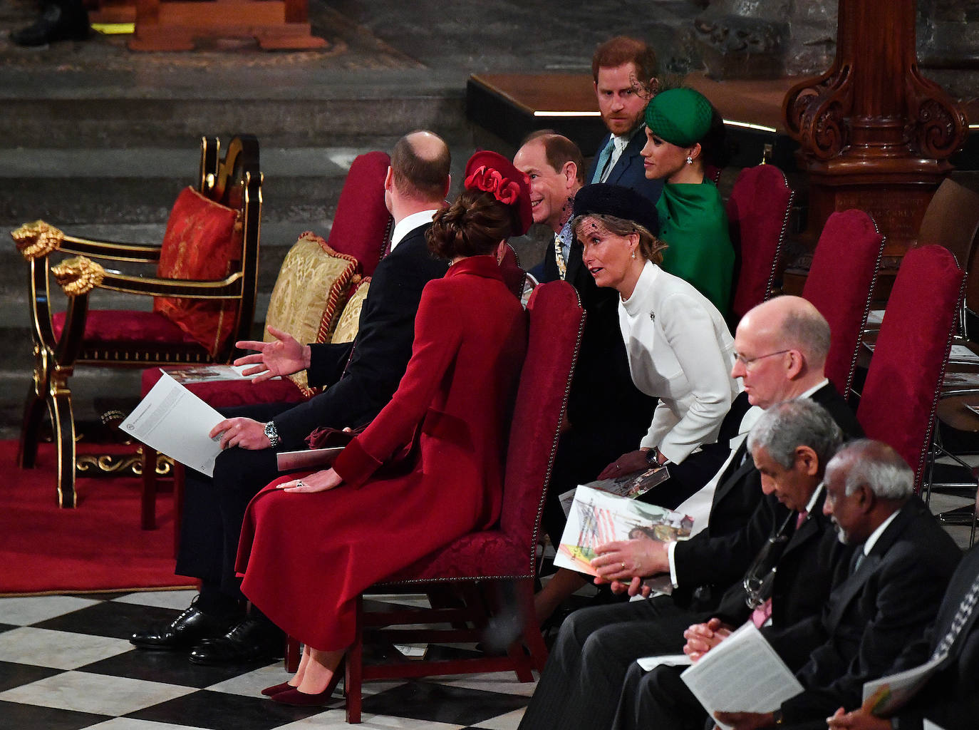 Relajados y sonrientes, el duque y la duquesa de Sussex hicieron este lunes su última aparición como miembros de la realeza británica, acompañando a la reina Isabel II en un oficio religioso en Londres, antes de dar el salto a su nueva vida. Ambos asistieron junto a los otros miembros de la familia real a una misa la Abadía de Westminster con motivo del día de la Mancomunidad británica.