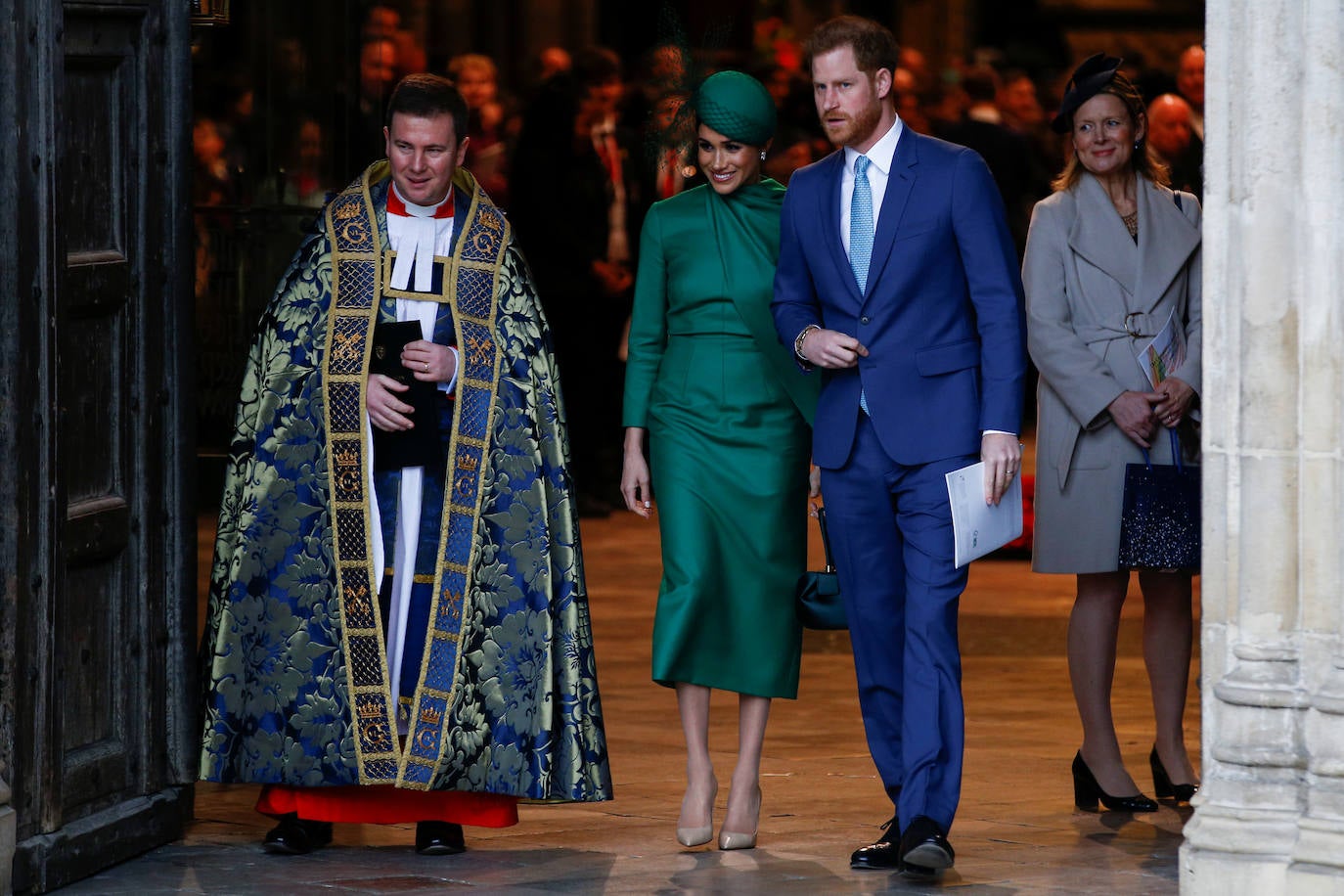 Relajados y sonrientes, el duque y la duquesa de Sussex hicieron este lunes su última aparición como miembros de la realeza británica, acompañando a la reina Isabel II en un oficio religioso en Londres, antes de dar el salto a su nueva vida. Ambos asistieron junto a los otros miembros de la familia real a una misa la Abadía de Westminster con motivo del día de la Mancomunidad británica.