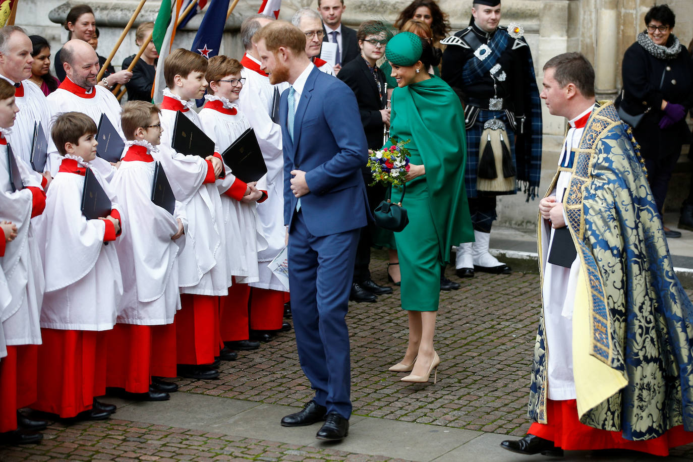 Relajados y sonrientes, el duque y la duquesa de Sussex hicieron este lunes su última aparición como miembros de la realeza británica, acompañando a la reina Isabel II en un oficio religioso en Londres, antes de dar el salto a su nueva vida. Ambos asistieron junto a los otros miembros de la familia real a una misa la Abadía de Westminster con motivo del día de la Mancomunidad británica.