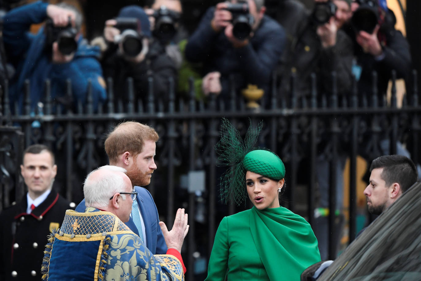 Relajados y sonrientes, el duque y la duquesa de Sussex hicieron este lunes su última aparición como miembros de la realeza británica, acompañando a la reina Isabel II en un oficio religioso en Londres, antes de dar el salto a su nueva vida. Ambos asistieron junto a los otros miembros de la familia real a una misa la Abadía de Westminster con motivo del día de la Mancomunidad británica.