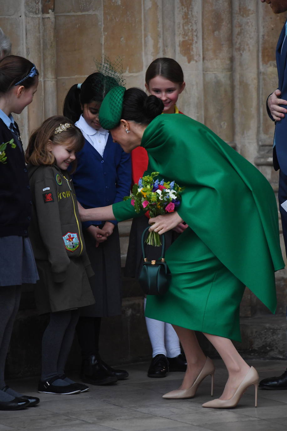 Relajados y sonrientes, el duque y la duquesa de Sussex hicieron este lunes su última aparición como miembros de la realeza británica, acompañando a la reina Isabel II en un oficio religioso en Londres, antes de dar el salto a su nueva vida. Ambos asistieron junto a los otros miembros de la familia real a una misa la Abadía de Westminster con motivo del día de la Mancomunidad británica.