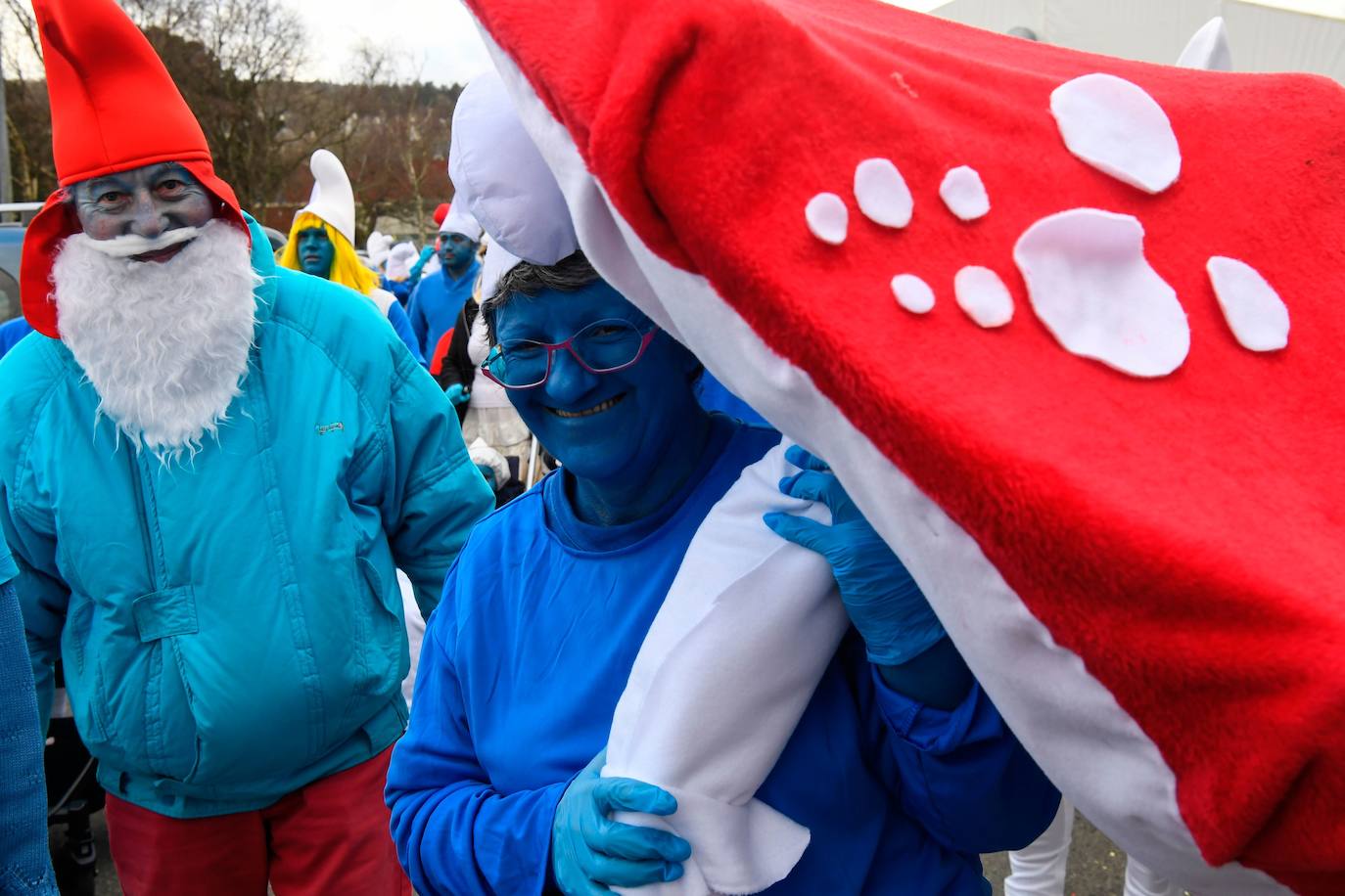 3.500 personas se reunieron este pasado fin de semana en la localidad francesa de Landerneau para intentar batir el récord Guinness de disfrazados de la mítica serie de dibujos 'Los Pitufos'. Según informan varios medios locales la validación de la marca aún está pendiente pero en los carnavales se habrían dado cita 700 personas más que en el récord anteriormente conseguido en Lauchringen (Alemania).