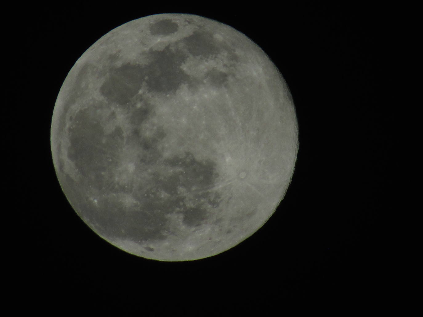 La segunda luna del perigeo del año, conocida popularmente como superluna, ha iluminado esta noche el cielo con una apariencia ligeramente mayor -hasta un 14 por ciento- de lo habitual y un brillo un 30 por ciento más intenso. En Valencia, pese a las nubes altas, también se ha podido contemplar