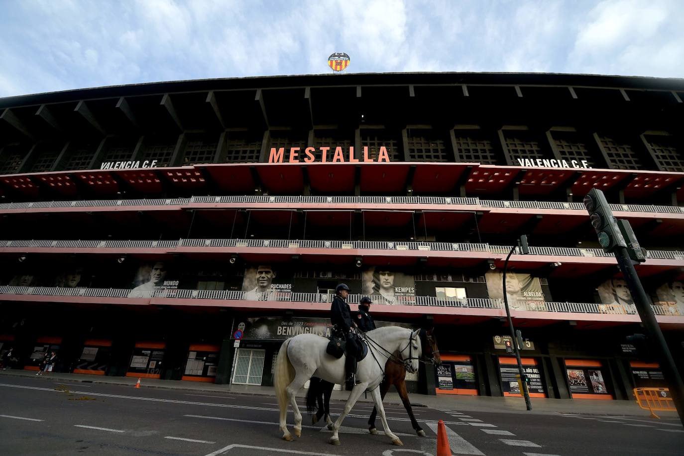 Fotos: La afición recibe al Valencia CF en Mestalla