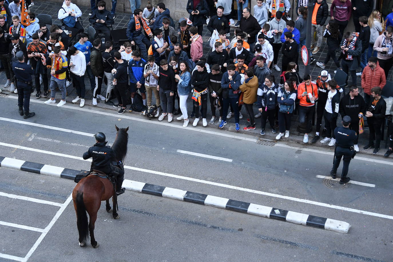 Fotos: La afición recibe al Valencia CF en Mestalla