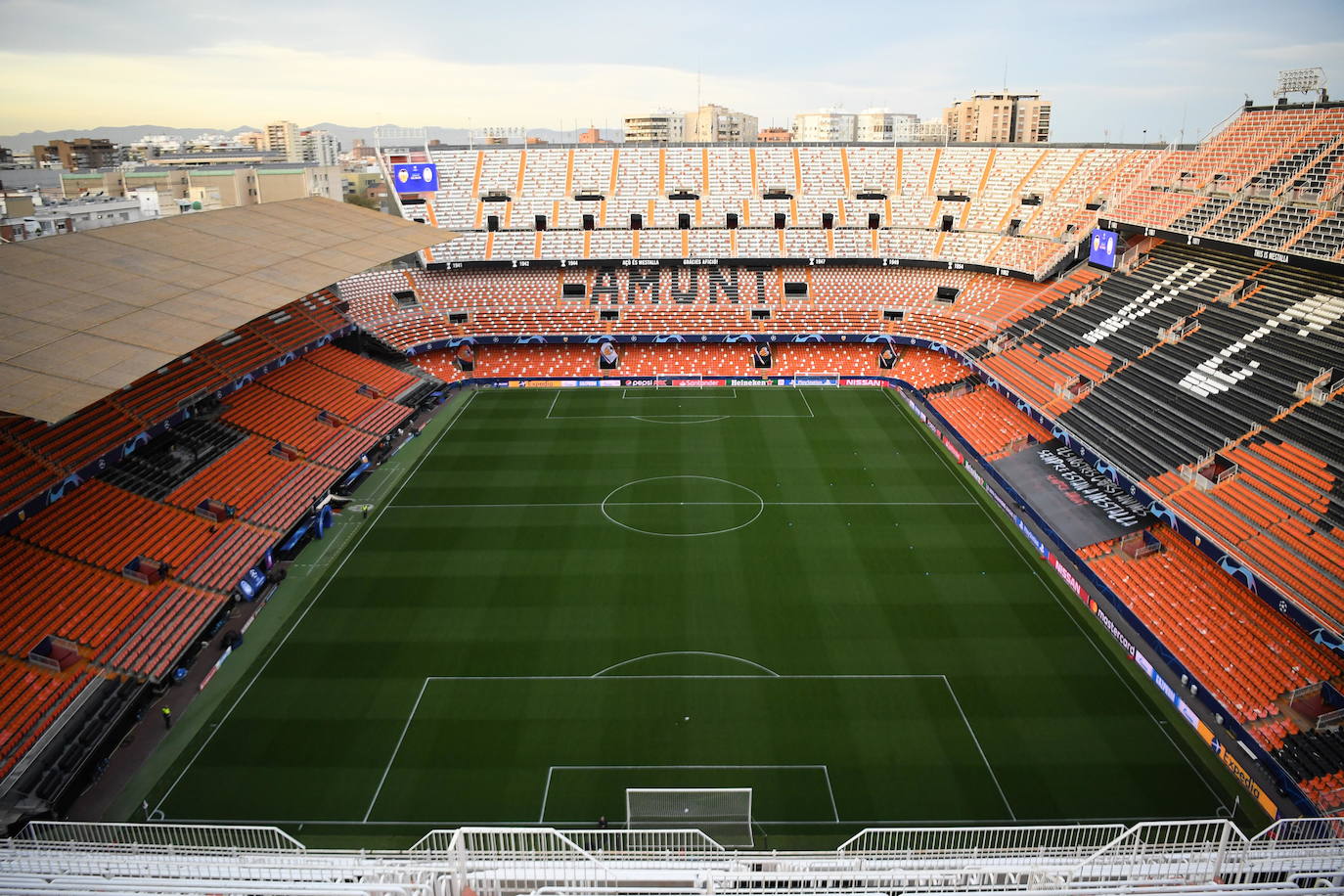 Fotos: La afición recibe al Valencia CF en Mestalla