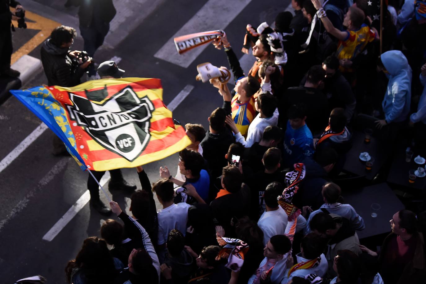 Fotos: La afición recibe al Valencia CF en Mestalla