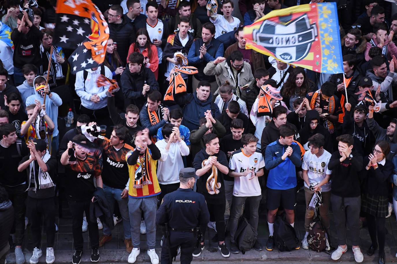 Fotos: La afición recibe al Valencia CF en Mestalla