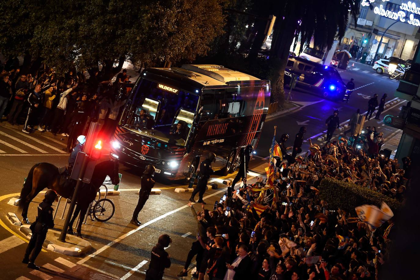 Fotos: La afición recibe al Valencia CF en Mestalla