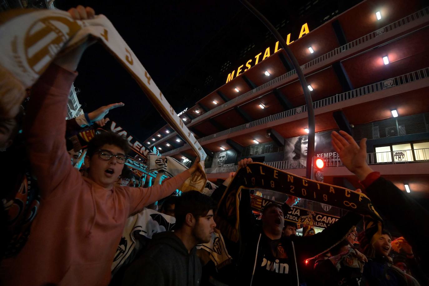 Fotos: La afición recibe al Valencia CF en Mestalla