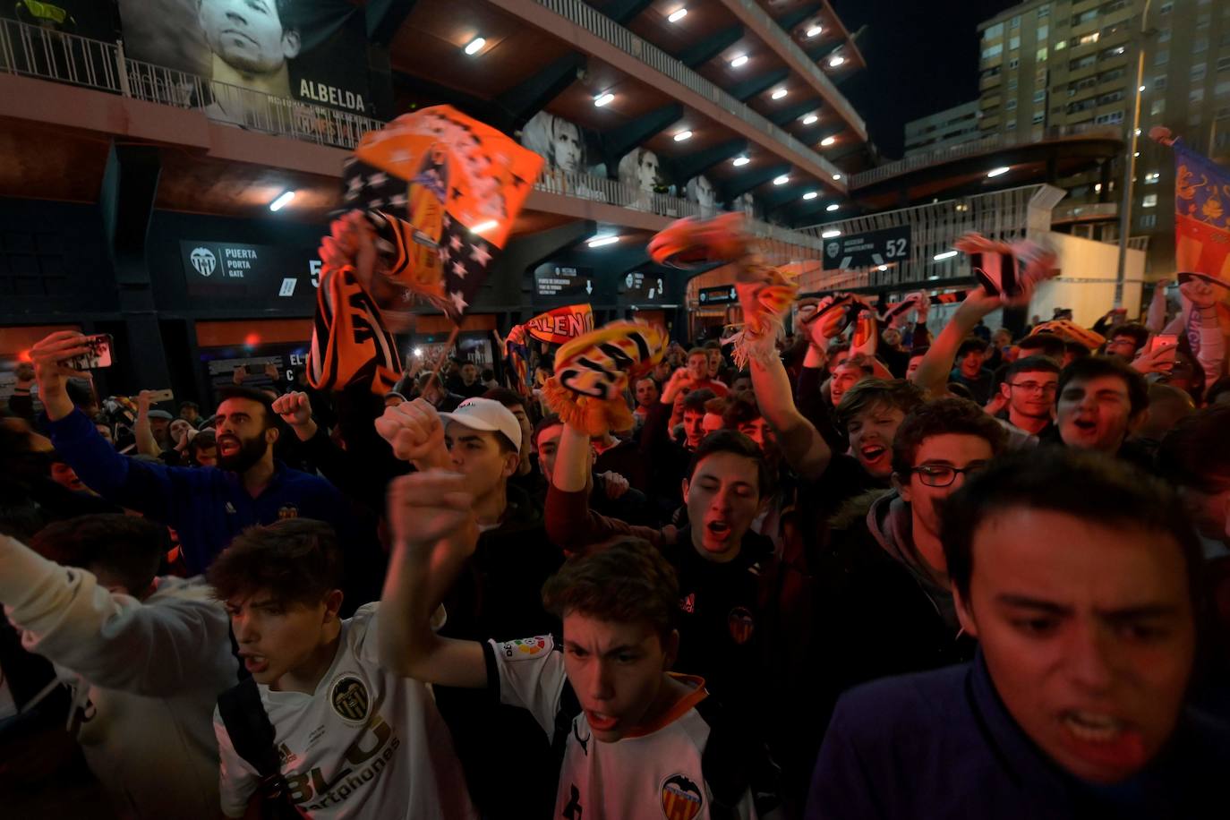 Fotos: La afición recibe al Valencia CF en Mestalla