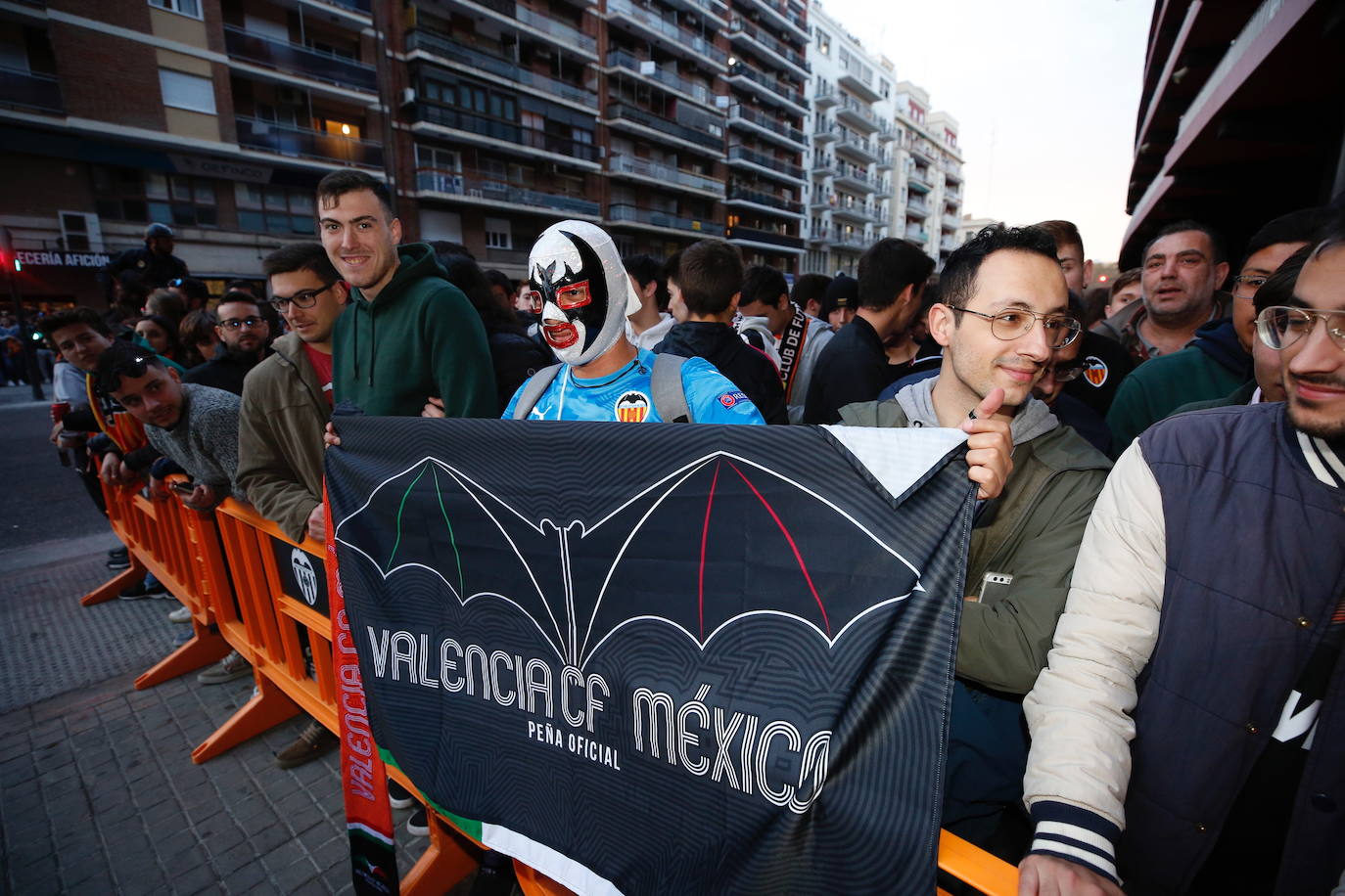 Fotos: La afición recibe al Valencia CF en Mestalla