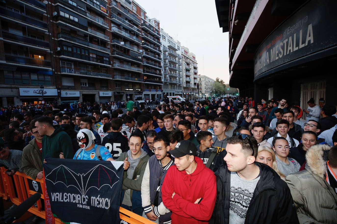 Fotos: La afición recibe al Valencia CF en Mestalla