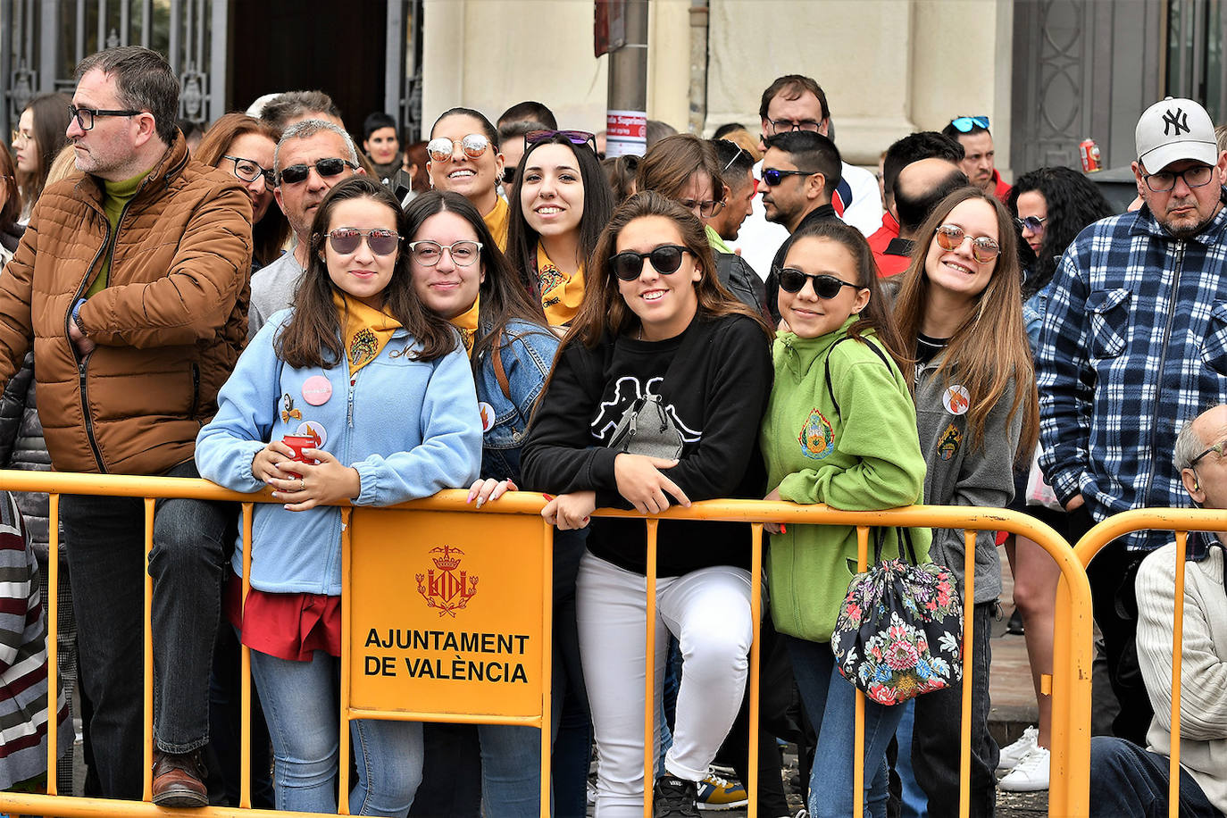 La mascletà de este martes 10 de marzo ha sido obra de Pirotecnia Crespo de Alzira, que ha decidido que su espectáculo pirotécnico sirviera de homenaje a la Guardia Civil, con el color verde como protagonista. Si has estado allí, búscate en estas imágenes: