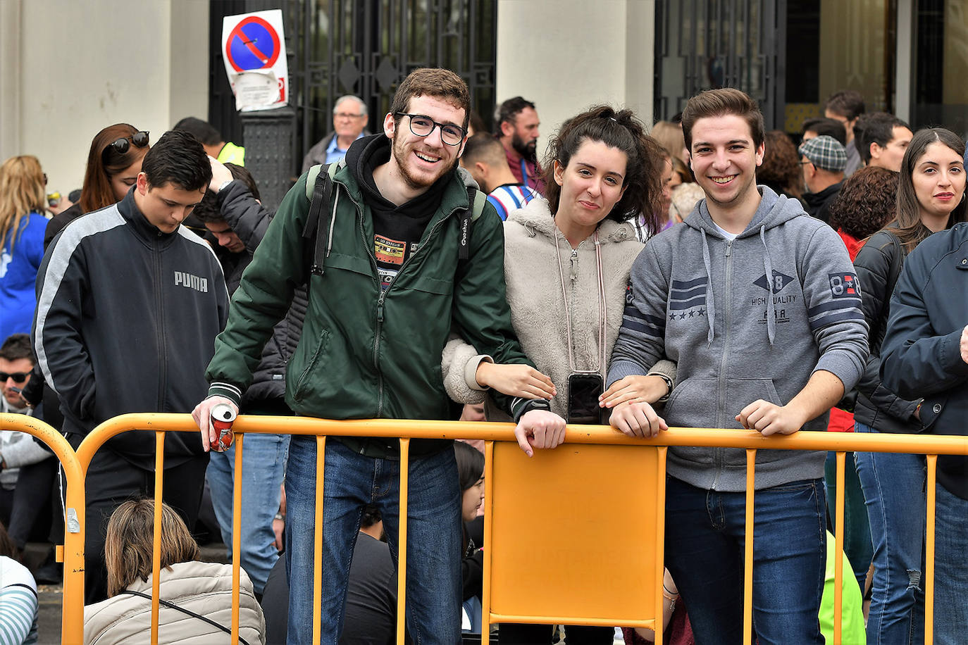 La mascletà de este martes 10 de marzo ha sido obra de Pirotecnia Crespo de Alzira, que ha decidido que su espectáculo pirotécnico sirviera de homenaje a la Guardia Civil, con el color verde como protagonista. Si has estado allí, búscate en estas imágenes: