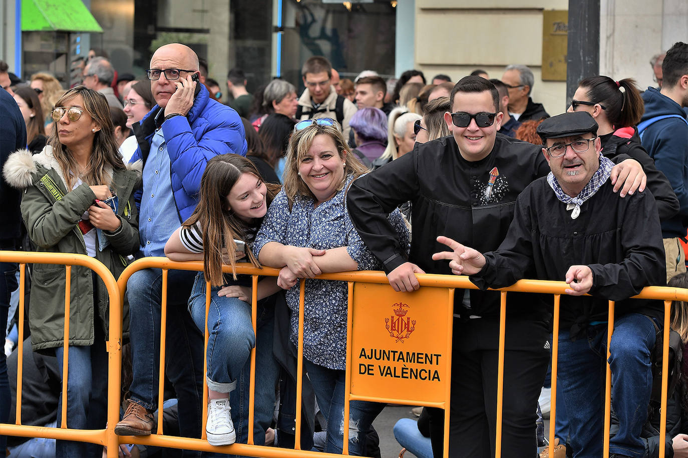 La mascletà de este martes 10 de marzo ha sido obra de Pirotecnia Crespo de Alzira, que ha decidido que su espectáculo pirotécnico sirviera de homenaje a la Guardia Civil, con el color verde como protagonista. Si has estado allí, búscate en estas imágenes: