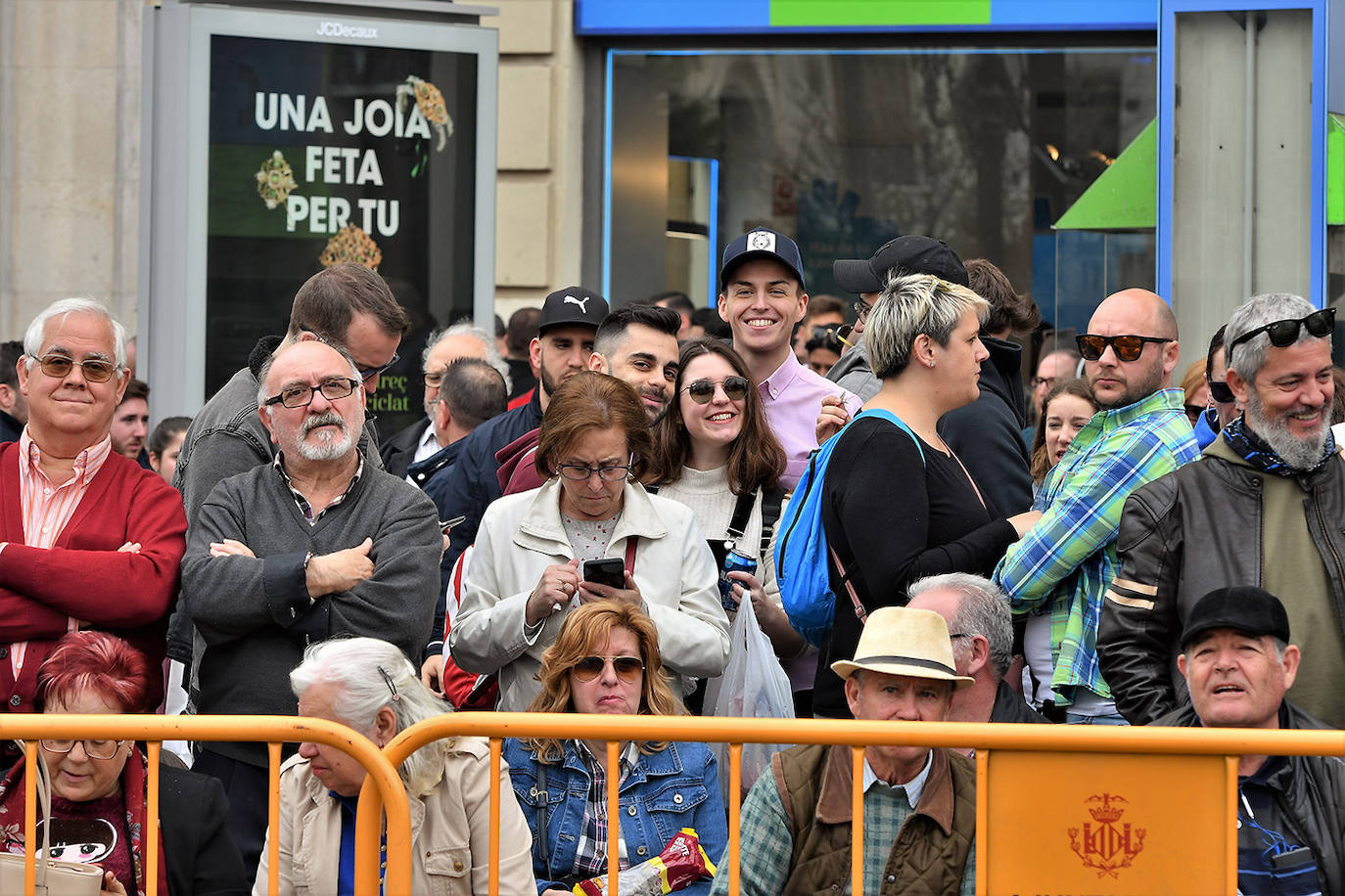 La mascletà de este martes 10 de marzo ha sido obra de Pirotecnia Crespo de Alzira, que ha decidido que su espectáculo pirotécnico sirviera de homenaje a la Guardia Civil, con el color verde como protagonista. Si has estado allí, búscate en estas imágenes: