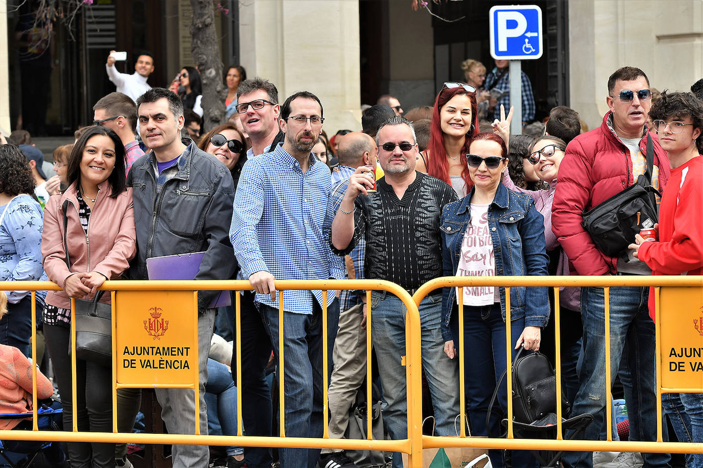 La mascletà de este martes 10 de marzo ha sido obra de Pirotecnia Crespo de Alzira, que ha decidido que su espectáculo pirotécnico sirviera de homenaje a la Guardia Civil, con el color verde como protagonista. Si has estado allí, búscate en estas imágenes: