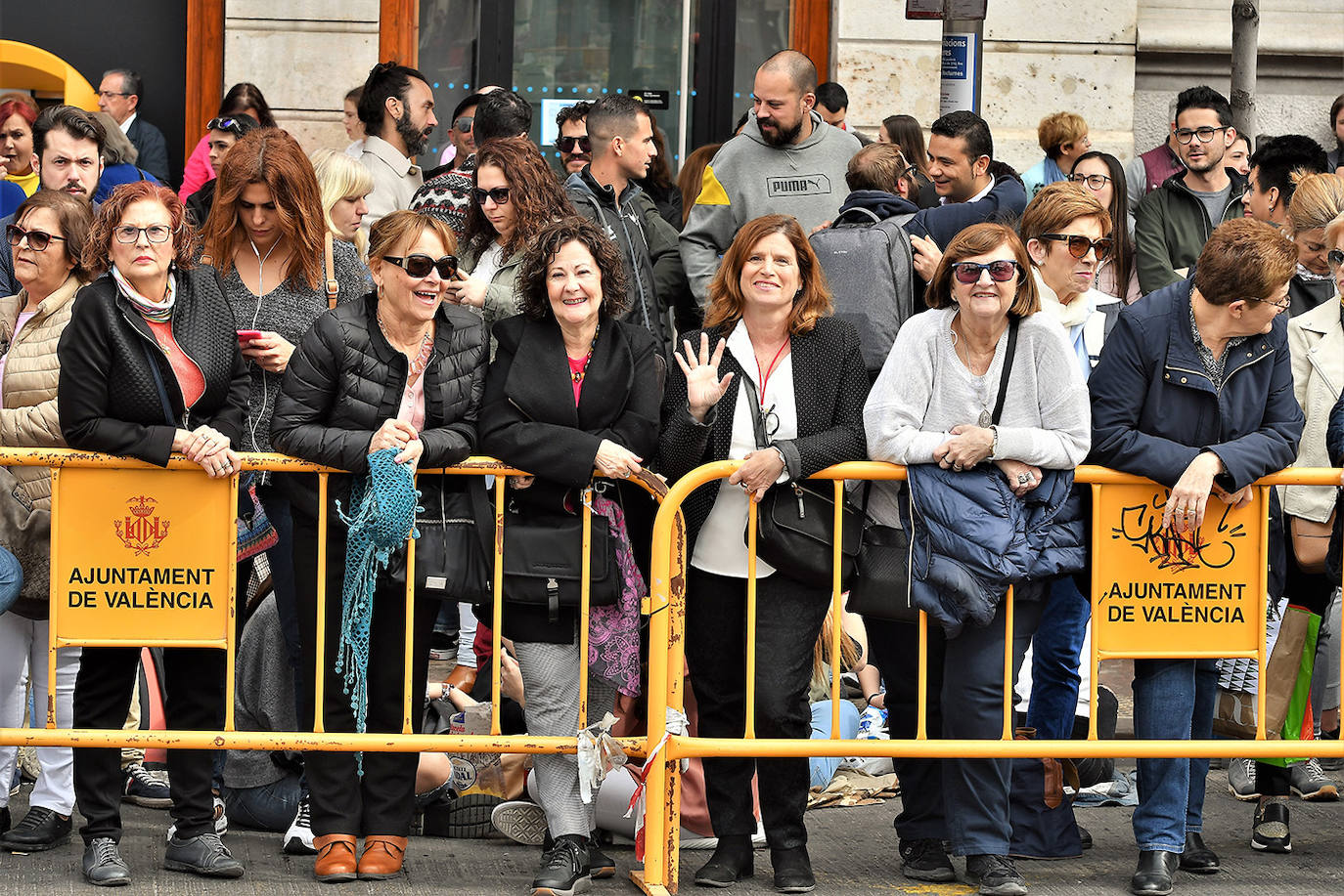 La mascletà de este martes 10 de marzo ha sido obra de Pirotecnia Crespo de Alzira, que ha decidido que su espectáculo pirotécnico sirviera de homenaje a la Guardia Civil, con el color verde como protagonista. Si has estado allí, búscate en estas imágenes: