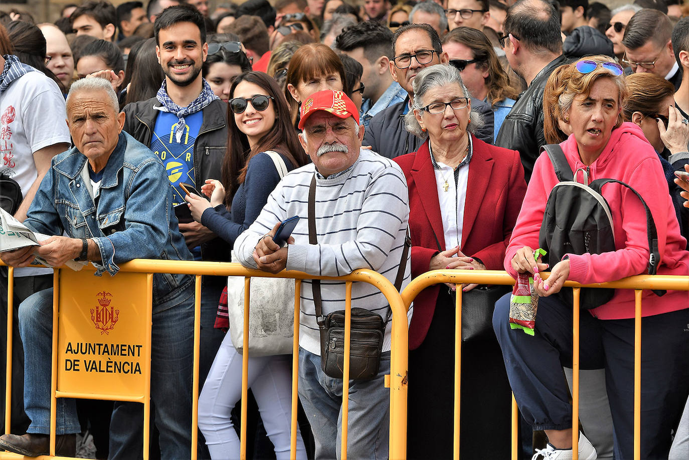 La mascletà de este martes 10 de marzo ha sido obra de Pirotecnia Crespo de Alzira, que ha decidido que su espectáculo pirotécnico sirviera de homenaje a la Guardia Civil, con el color verde como protagonista. Si has estado allí, búscate en estas imágenes: