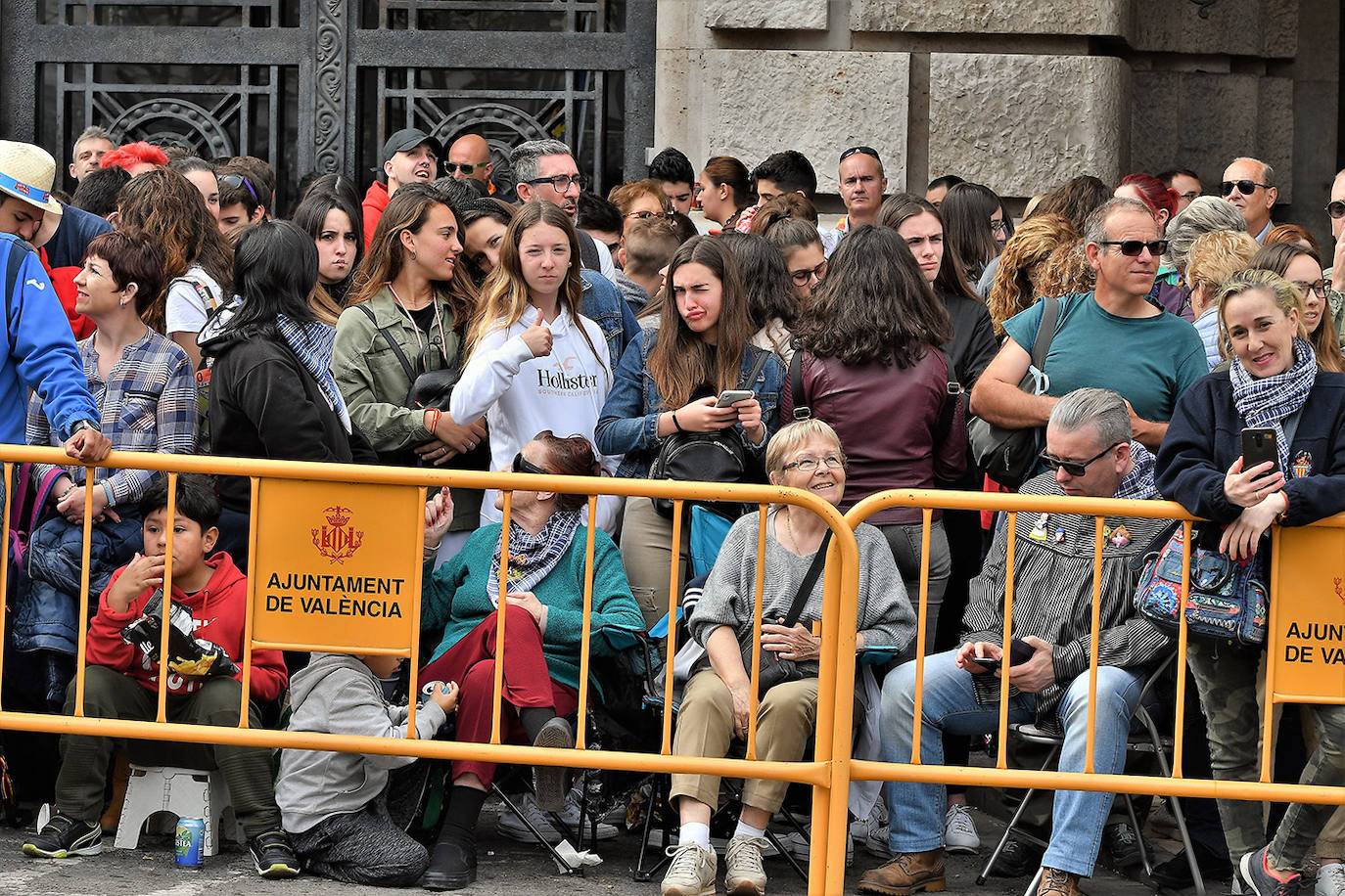 La mascletà de este martes 10 de marzo ha sido obra de Pirotecnia Crespo de Alzira, que ha decidido que su espectáculo pirotécnico sirviera de homenaje a la Guardia Civil, con el color verde como protagonista. Si has estado allí, búscate en estas imágenes: