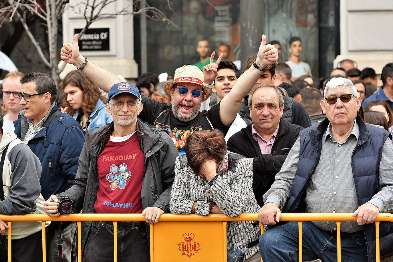 La mascletà de este martes 10 de marzo ha sido obra de Pirotecnia Crespo de Alzira, que ha decidido que su espectáculo pirotécnico sirviera de homenaje a la Guardia Civil, con el color verde como protagonista. Si has estado allí, búscate en estas imágenes: