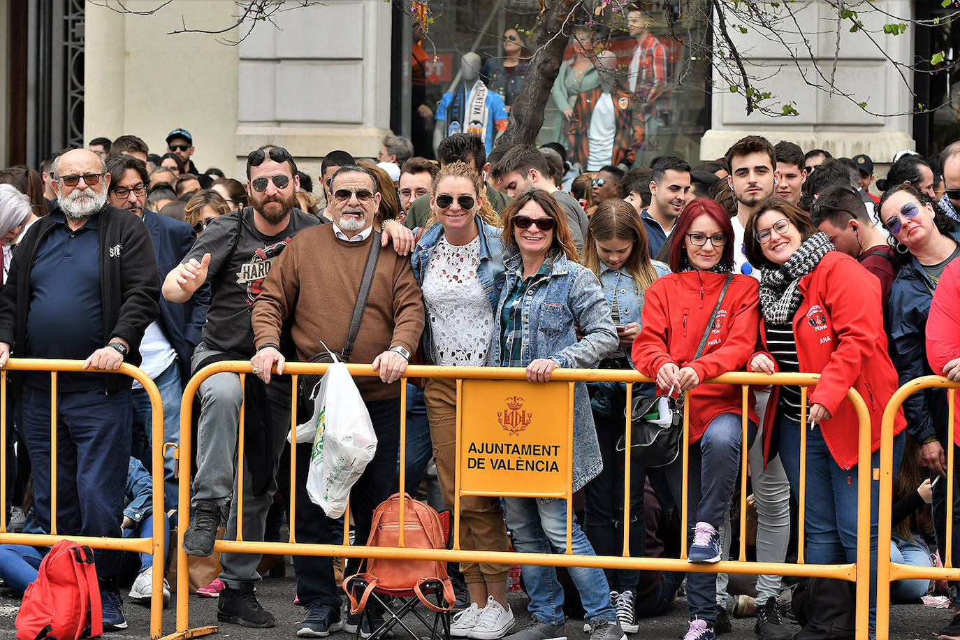 La mascletà de este martes 10 de marzo ha sido obra de Pirotecnia Crespo de Alzira, que ha decidido que su espectáculo pirotécnico sirviera de homenaje a la Guardia Civil, con el color verde como protagonista. Si has estado allí, búscate en estas imágenes: