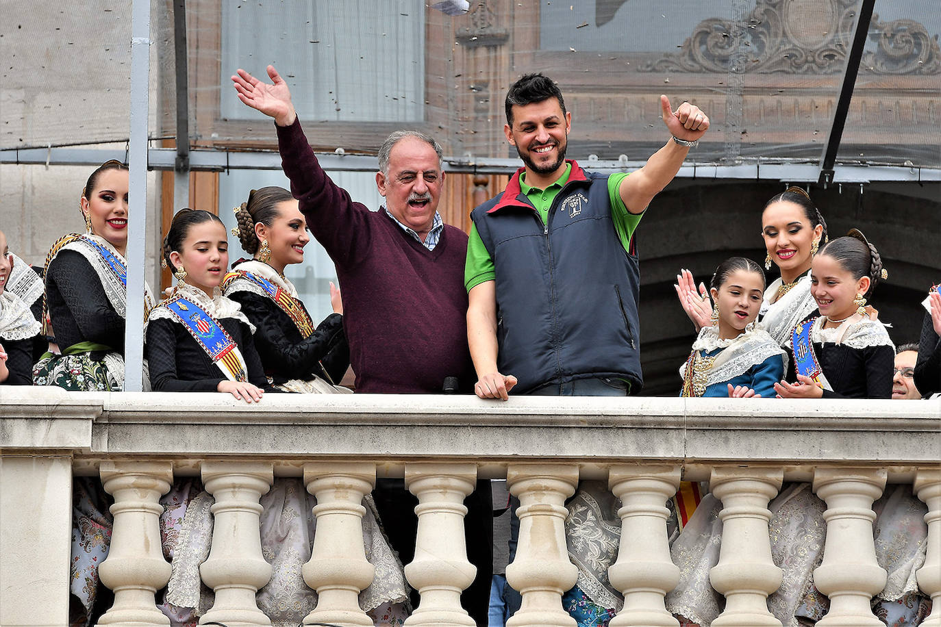 La mascletà de este martes 10 de marzo ha sido obra de Pirotecnia Crespo de Alzira, que ha decidido que su espectáculo pirotécnico sirviera de homenaje a la Guardia Civil, con el color verde como protagonista. Si has estado allí, búscate en estas imágenes: