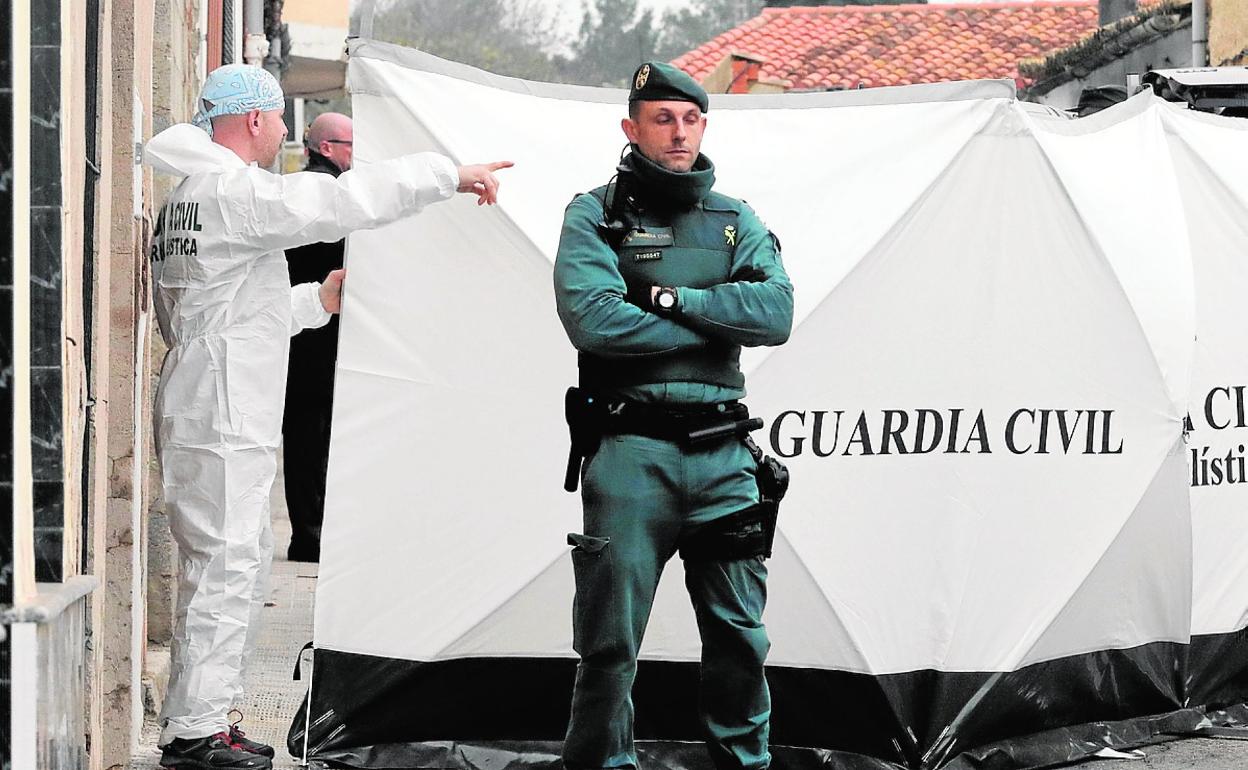 Varios guardias civiles junto a la casa donde murió Marta Calvo.