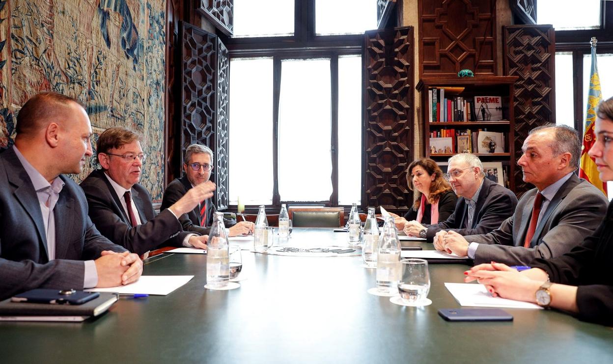 Dalmau, Puig y España, frente al presidente de la CEV, Salvador Navarro. efe