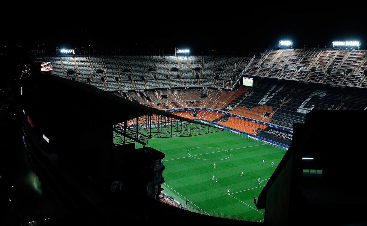 Vista desde fuera de Mestalla durante el encuentro