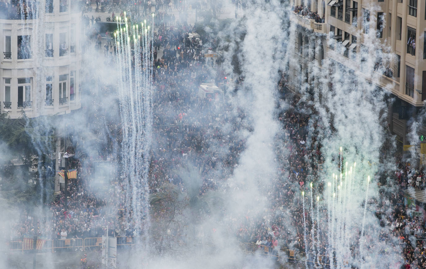 La mascletà de este martes 10 de marzo ha sido lanzada por la Pirotecnia Crespo de Alzira y ha servido de homenaje a la Guardia Civil, utilizando el color verde de la Benemérita. 