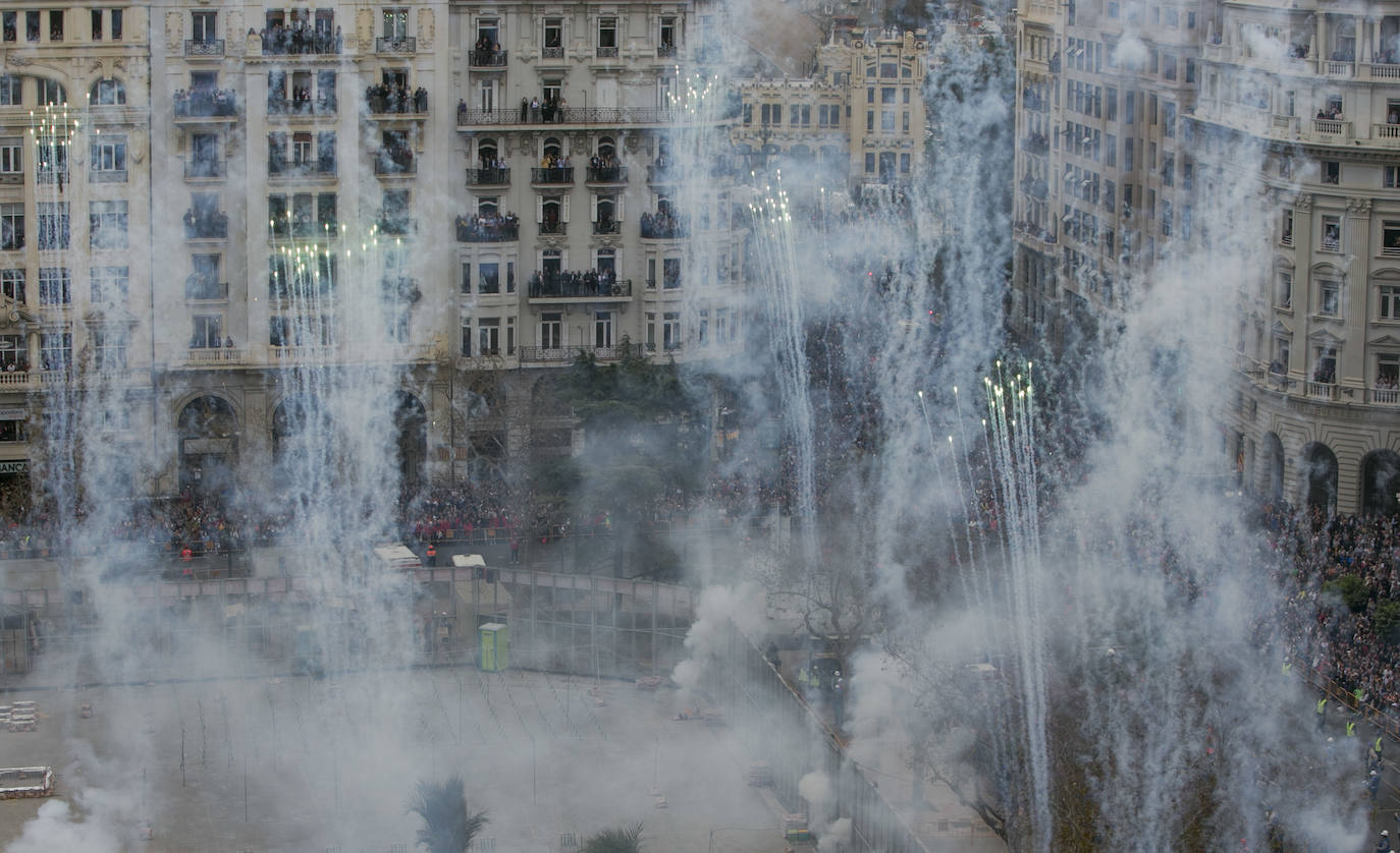 La mascletà de este martes 10 de marzo ha sido lanzada por la Pirotecnia Crespo de Alzira y ha servido de homenaje a la Guardia Civil, utilizando el color verde de la Benemérita. 