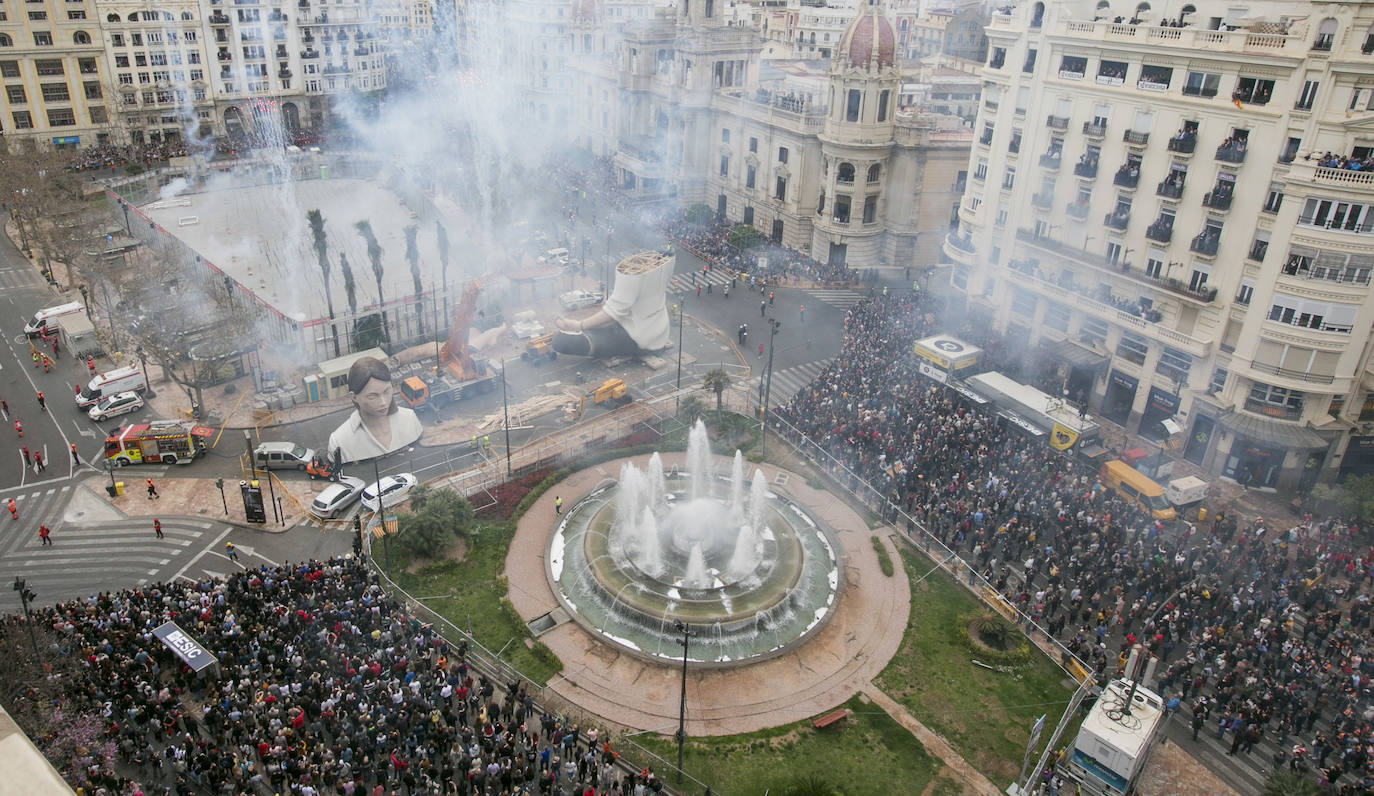 La mascletà de este martes 10 de marzo ha sido lanzada por la Pirotecnia Crespo de Alzira y ha servido de homenaje a la Guardia Civil, utilizando el color verde de la Benemérita. 