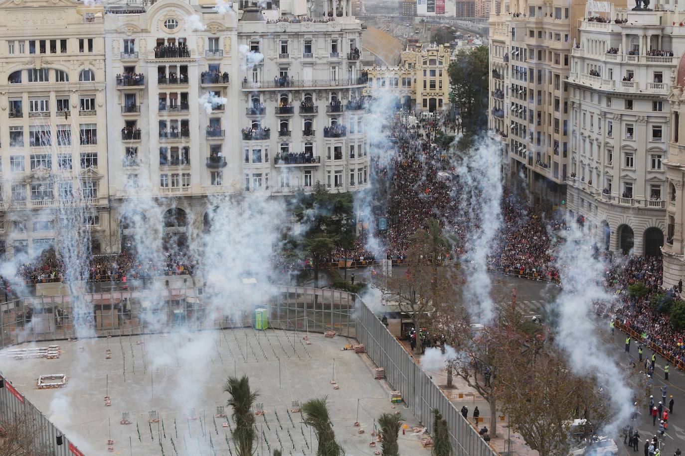 La mascletà de este martes 10 de marzo ha sido lanzada por la Pirotecnia Crespo de Alzira y ha servido de homenaje a la Guardia Civil, utilizando el color verde de la Benemérita. 