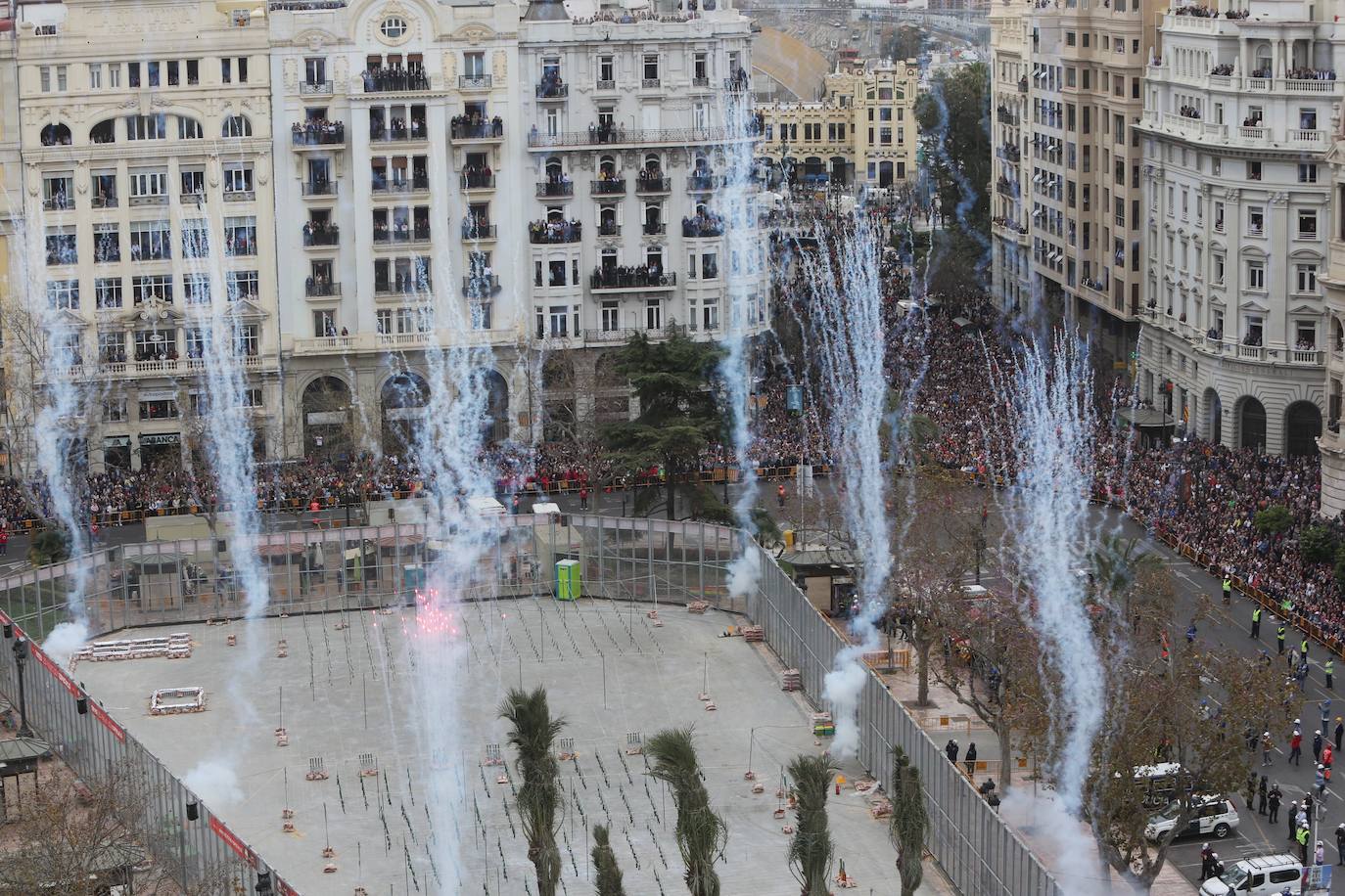 La mascletà de este martes 10 de marzo ha sido lanzada por la Pirotecnia Crespo de Alzira y ha servido de homenaje a la Guardia Civil, utilizando el color verde de la Benemérita. 