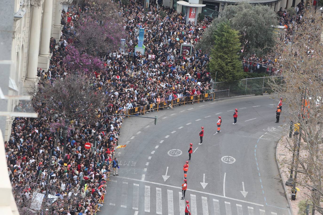 La mascletà de este martes 10 de marzo ha sido lanzada por la Pirotecnia Crespo de Alzira y ha servido de homenaje a la Guardia Civil, utilizando el color verde de la Benemérita. 