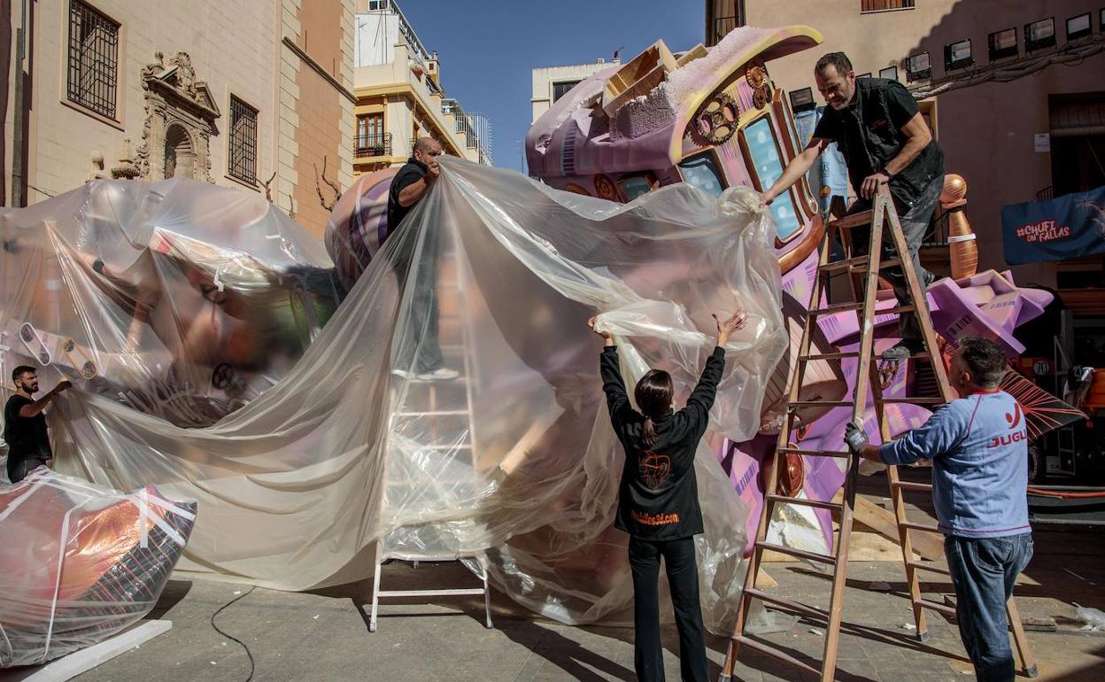 Varios operarios trabaja en el desmontaje de la falla de El Pilar. 