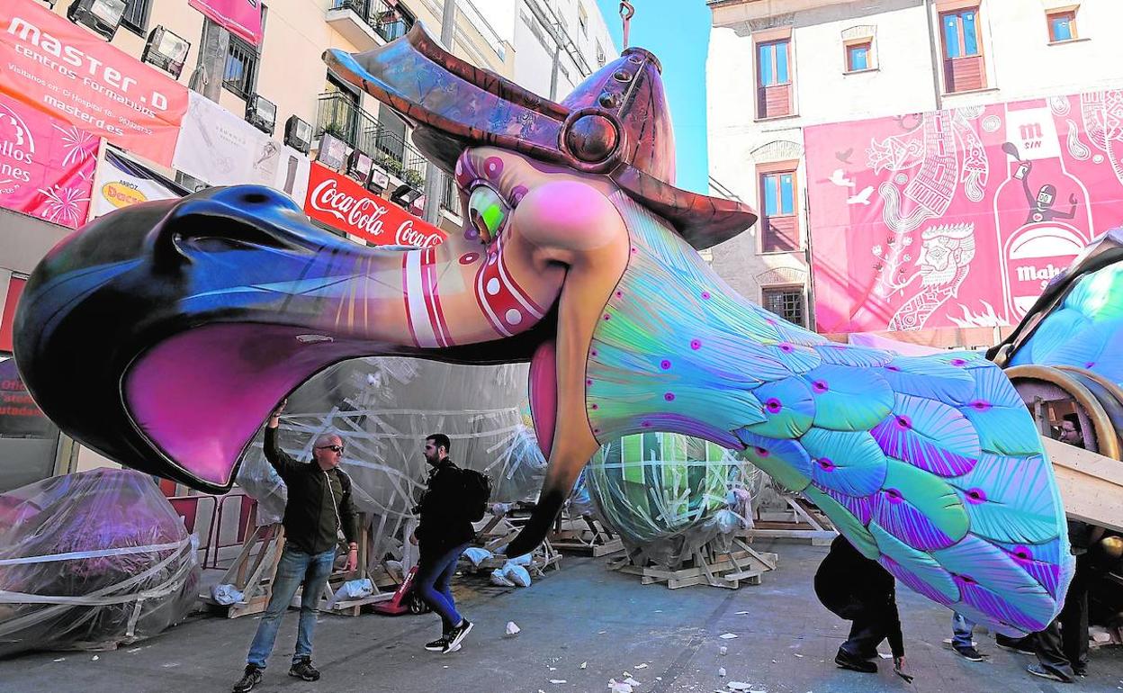 'La desplantè'. Desmontaje de una pieza en la plaza de la falla de El Pilar, obra de Paco Torres. 