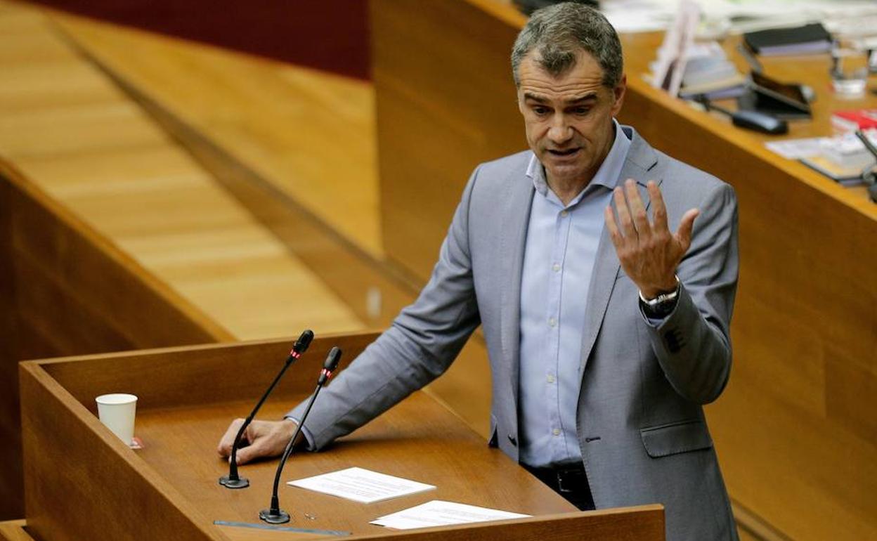 El Portavoz de Ciudadanos, Toni Cantó, en una sesión de control en Les Corts. 