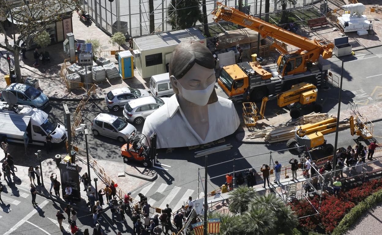 Un trozo de la falla municipal, ayer con la mascarilla colocada que simboliza la suspensión de la fiesta. jesús signes