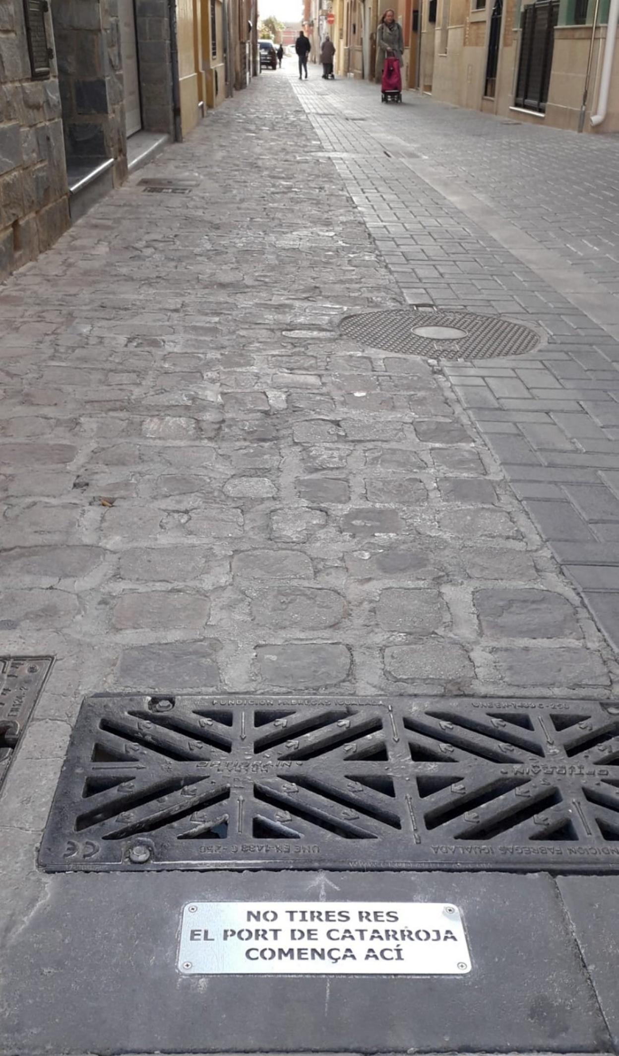 Catarroja instala 30 placas en las alcantarillas con frases para evitar que se tiren residuos en las calles