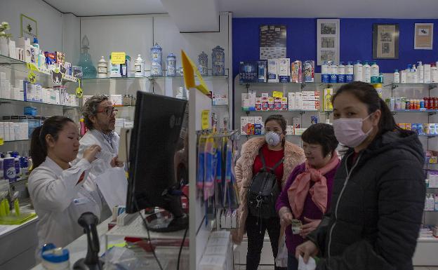 Una farmacia de Usera con las mascarillas agotadas