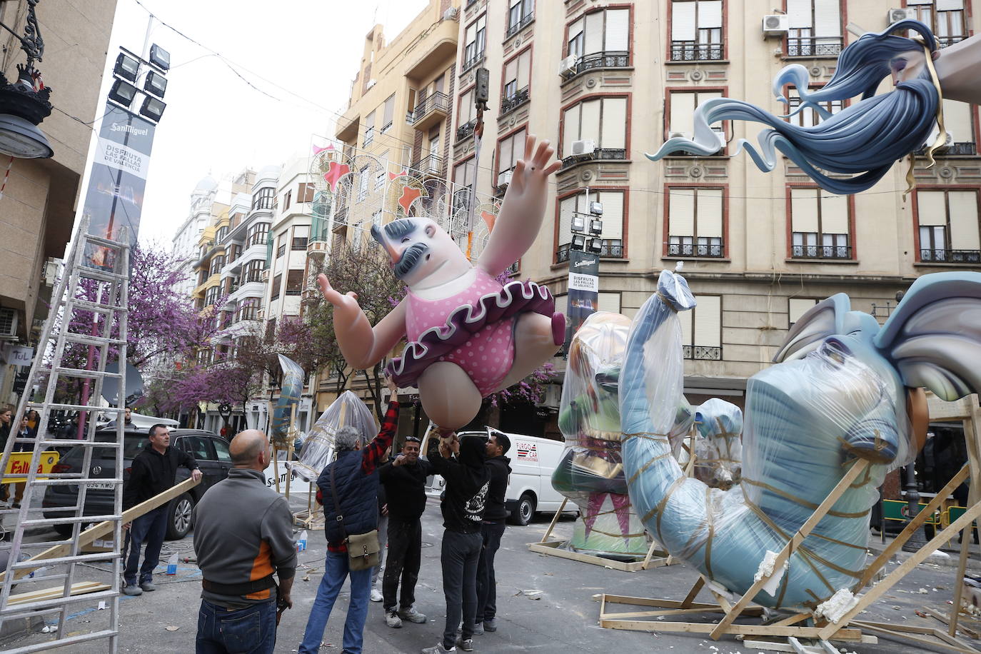 Los artesanos intentan retirar los ninots ya plantados para su posterior traslado a Feria Valencia.