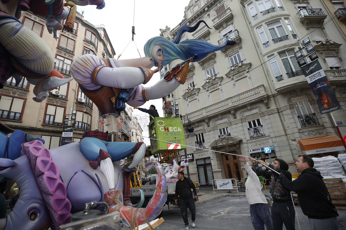 Los artesanos intentan retirar los ninots ya plantados para su posterior traslado a Feria Valencia.