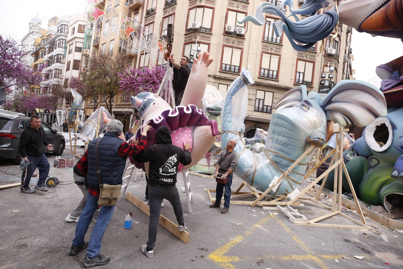 Los artesanos intentan retirar los ninots ya plantados para su posterior traslado a Feria Valencia.