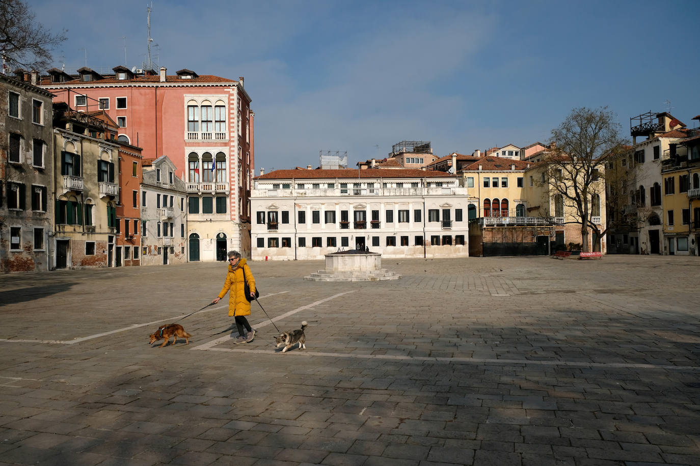 El Gobierno italiano ha tomado conciencia de que sólo con medidas radicales podrá evitar que el coronavirus deje una cifra inaceptable de muertes directas mientras provoca el colapso del sistema de salud. Este miércoles, el día en el que el país superó los 12.000 contagios y alcanzó los 827 fallecidos por la epidemia, el primer ministro, Giuseppe Conte, anunció anoche el cierre de todas las tiendas, negocios, bares y restaurantes excepto las farmacias, los supermercados y los puntos de venta de productos de primera necesidad. El cerrojazo también afecta a las industrias, que deberán clausurar temporalmente todos los departamentos que no sean imprescindibles para su producción. En las áreas que permanezcan abiertas han de adoptar medidas de seguridad que garanticen que se evitan los contagios. 